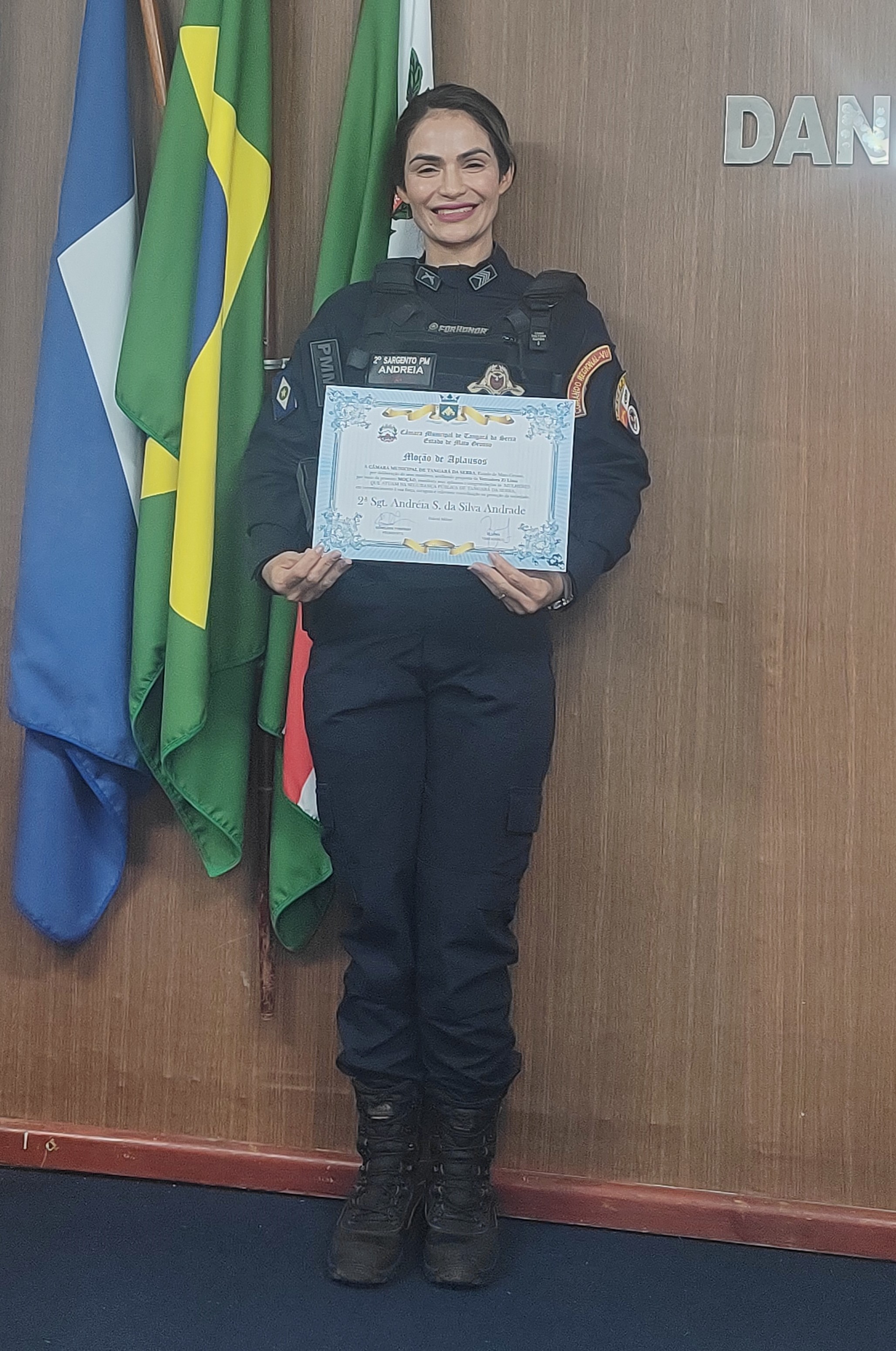 Sargento Andréia Andrade recebendo Moção de Louvor em cerimônia oficial